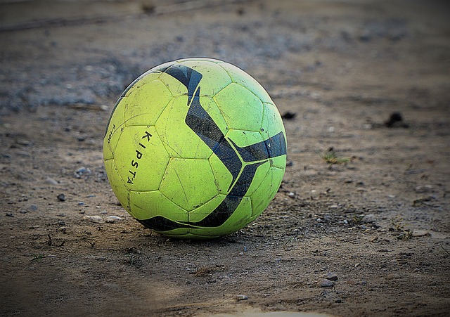 由於他與陳 由於他與陳